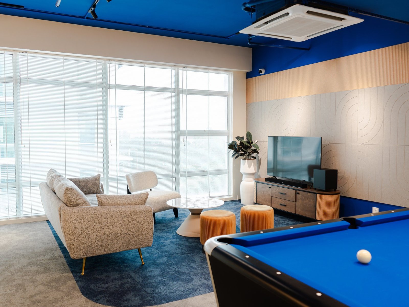 Entertainment Lounge